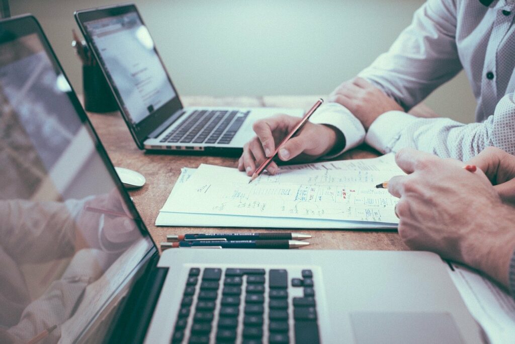 Cumuler une activité indépendante avec une activité salariée : les restrictions