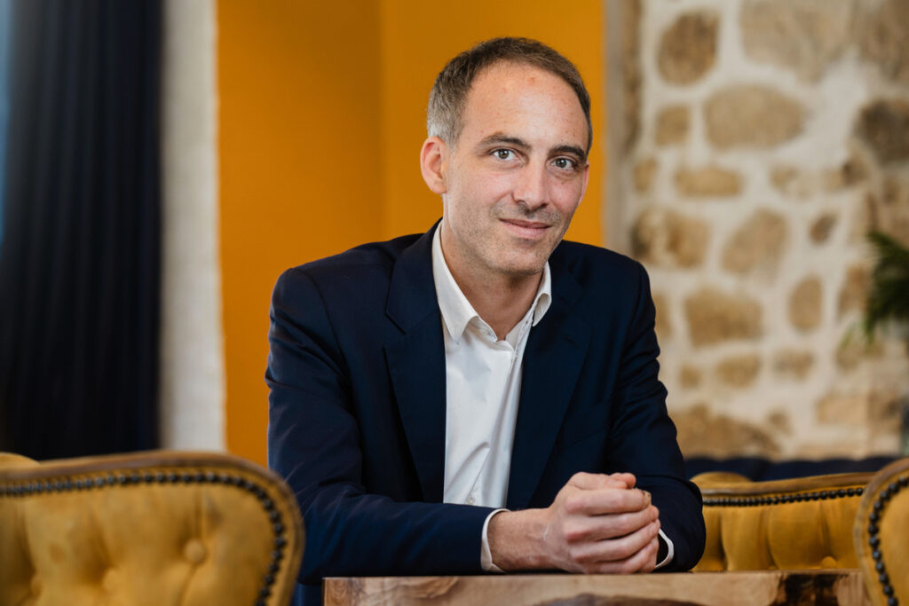 raphael glucksmann fortune